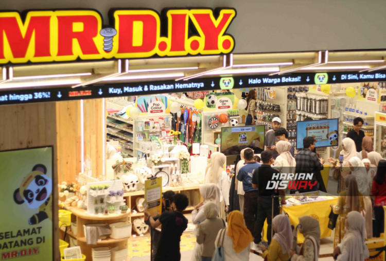 Bekasi dipilih bukan hanya karena potensi pasarnya, tetapi juga nilai historis sebagai kota pertama ekspansi MR.D.I.Y. di Indonesia pada 2017. Dengan populasi sekitar 2,64 juta jiwa menurut Badan Pusat Statistik, serta karakter sebagai kota penyangga DKI Jakarta dengan pertumbuhan keluarga muda yang pesat, Bekasi dinilai relevan untuk pengembangan konsep flagship store.