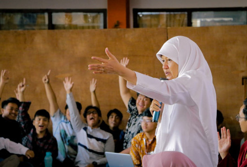 Kisah Reni Astuti Mengajar di Sekolah Sang Anak: SMAIT Al Uswah Surabaya