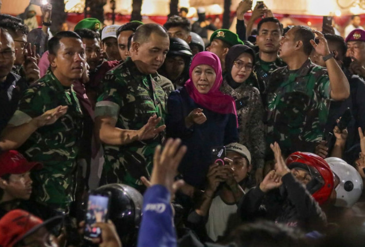 Khofifah Temui Ribuan Massa Aksi, Jamin 39 Warga yang Ditahan Polrestabes Bebas