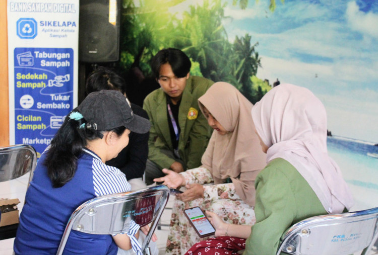 Mahasiswa UPN Veteran Jatim Bantu UMKM Perak Barat Go Digital