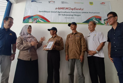 Penyerahan sertfikat Good Agriculture Practices (GAP) kepada petani binaan Astra melalui Yayasan Dharma Bhakti Astra (YDBA) dan Pusat Investasi Pemerintah (PIP) di Sukawangi Bogor oleh Pewakilan Dinas Tanaman Pangan dan Hortikultura Provinsi Jawa Barat, Siti Solihat (kedua kiri) serta Kepala Bidang Pelindungan dan Pelayanan Usaha Dinas Tanaman Pangan Hortikultura dan Perkebunan Kab. Bogor, Judi Rahmat (kedua kanan) kiri disaksikan oleh Ketua Pengurus YDBA, Rahmat Samulo (kanan) dan Direktur PIP, Muhammad Yusuf (kiri) (10/07). Foto: HO/YDBA