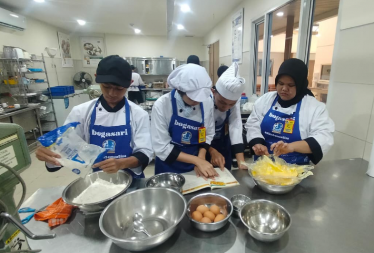 Hebat! Siswi SMKN 3 Sukabumi Produksi 3 Ribu Toples Kue Kering Usai Ikut TEFA Cullinary Bogasari