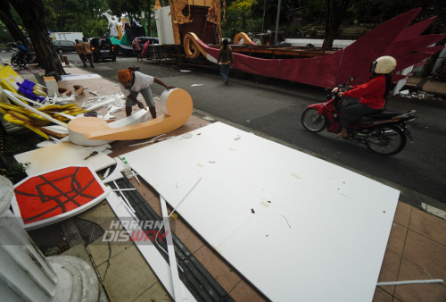 Pekerja melakukan proses pembentukan mobil hias di jalan Johar Surabaya, Jawa Timur, Jumat, 27 Mei 2022. Kendaraan hias tersebut disiapkan untuk mengikuti Pawai Bunga dan Budaya (Surabaya Vaganza) sebagai memeriahkan HUT ke-729 Kota Surabaya yang digelar dengan start dari Siola Jalan Tunjungan hingga ke Alun-Alun Surabaya pada Sabtu, 28 Mei 2022 sore hingga malam. Foto: Julian Romadhon