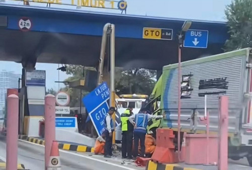 Viral! Truk Kecelakaan Tunggal Tabrak Portal GT Tol Jatibening Bekasi