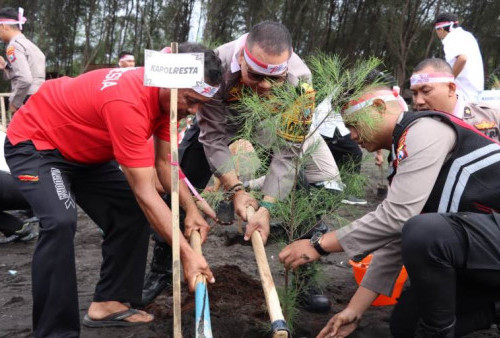 Polresta Banyuwangi Tanam 1.531 Bibit Pohon