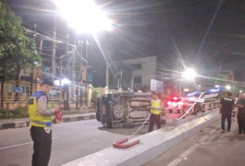 Rizqi Tabrak Median Jalan Fly Over Polda Hingga Mobil Terbalik