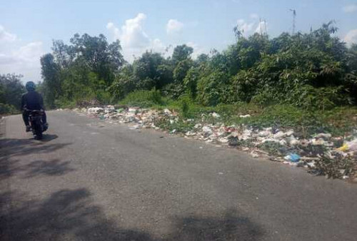 Sampah Berserak Timbulkan Bau Busuk Menyengat di Jalan Lintas Muara Siban-Pagaralam