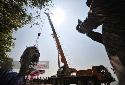 Evakuasi tersebut dilakukan dengan truk Crane dan dibantu oleh nelayan di lokasi tersebut dengan menggunakan tali tampar dan jaring untuk mengangkat bangkai Paus sepanjang 12 meter ini.