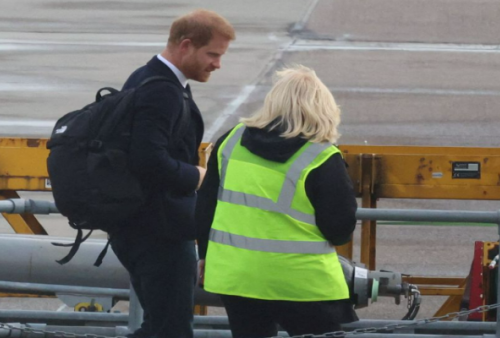 Viral Pangeran Harry Merangkul Seorang Petugas Bandara Usai Tersiar Kabar Ratu Elizabeth II Wafat