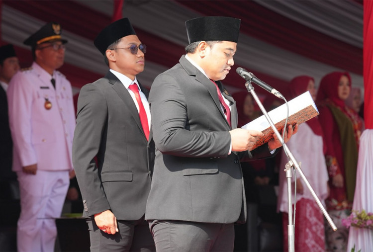 Ketua DPRD Gresik Bacakan Teks Proklamasi: Ajak Warga Rawat Kerukunan dan Spirit Kemerdekaan