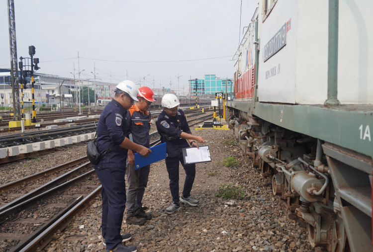 
Sementara itu Kasubdit Kelaikan Sarana Wilayah II DJKA Lukman Al Amin, mengungkapkan kegiatan ramp check merupakan agenda rutin tahunan menjelang masa angkutan Nataru. 
