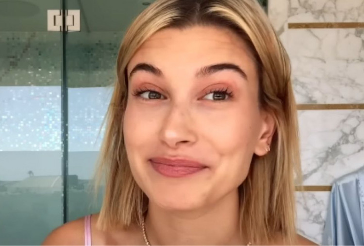 Tiru Model Make Up Natural ala Hailey Bieber untuk Acara Buka Puasa Bersama, Simpel dan Cepat!