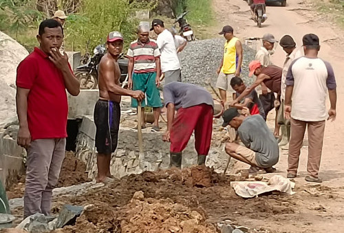 Warga Kampung Kalipapan Swadaya Perbaiki Jembatan