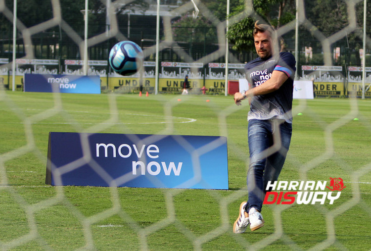 Country Manager & President Director Allianz Life Indonesia Alexander Grenz mengatakan, kebiasaan baik, disiplin, dan keputusan yang bertanggung jawab menjadi bekal penting bagi masa depan generasi muda. Selain mengembangkan kemampuan sepak bola, peserta mengikuti sesi literasi finansial melalui Allianz Smart Plan Board Game untuk mempelajari pengelolaan uang, penyusunan prioritas, pemahaman risiko, bahaya pinjaman online, serta pentingnya menabung dan perlindungan asuransi. Foto: Raka Denny/Harian Disway