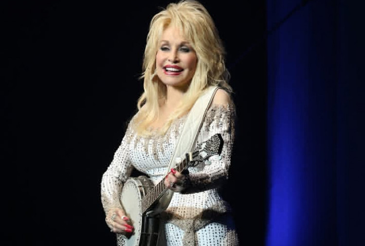 Tergiur Aset, Keponakan Dolly Parton Dipecat dan Dihukum Jaga Jarak