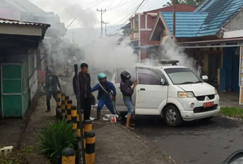 Mobil Ambulance Nyaris Ludes Terbakar di Jalan Raya Rejang Lebong