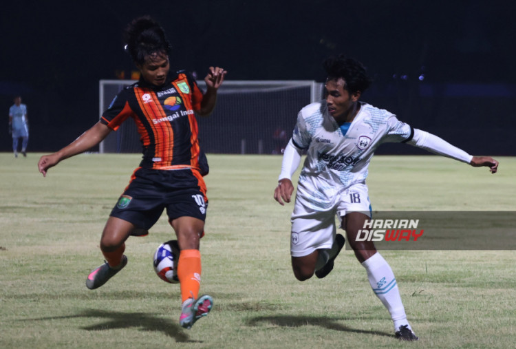 Pesepak bola Rans Nusantara FC Aldi Tri Nugroho (kanan) berebut bola dengan pesepak bola Persibo Bojonegoro Zardan Aroby (kiri) dalam pertandingan Liga Nusantara 25/26 di stadion Sriwedari, Solo, Jawa Tengah, Sabtu (29/11/2025). Rans Nusantara FC menang 1-0 atas Persibo Bojonegoro. HARITSAH ALMUDATSIR/HARIAN DISWAY