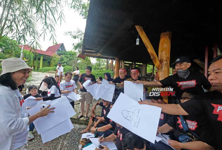 Tamu istimewa dari Gathering itu adalah Wahyu Kokang, kartunis senior asal Kaliwungu- Jawa Tengah.  Kokang, begitu ia biasa dipanggil, membagikan kertas dan alat tulis kepada para peserta . Kokang meminta para peserta membuat lingkaran. Alasannya, manuasia tidak lepas dari lingkaran dalam kehidupan sehari hari. Dari cara membuat lingkatran, Kokang mengajarkan filosofi kehidupan. Bila membuat lingkaran besar, gerakannya akan melambat daripada membuat lingkaran kecil. Bahkan Kokang menyebutkan bila membuat lingkaran dengan dipaksakan, maka ujungnya akan meletot. Sejurus kemudian, Peserta diminta untuk berpasangan dan menggambarkan wajah pasangan masing masing. Dari adegan per adegan, sesekali Kokang selagi dengan humor renyah.

Foto: Boy Slamet-Harian Disway