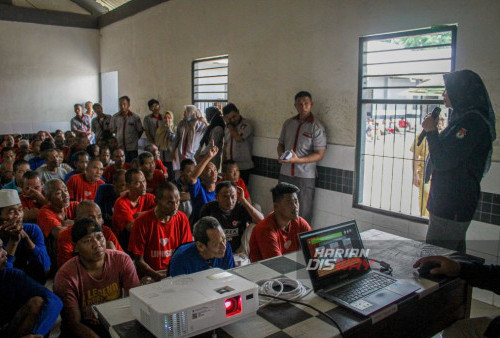 Sejumlah warga binaan penghuni Liponsos (Lingkungan Pondok Sosial) mengikuti sosialisasi Pemilu 2024 yang digelar KPU Kota Surabaya di UPTD Liponsos Keputih, Surabaya, Jawa Timur, Selasa, 19 Desember 2023.

Sosialisasi yang dilakukan oleh KPU Kota Surabaya tersebut untuk memberikan pemahaman dan cara menggunakan hak suara padaa Pemilu 2024. (Nadia Aliya/Harian Disway)
