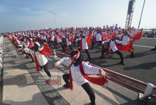 Sebanyak 7.560 pelajar menari Remo saat digelarnya Tari Remo Massal pecahan rekor Muri yang digelar pemerintah kota (Pemkot) Surabaya di Jembatan Suroboyo, Surabaya, Jawa Timur, Minggu (19/12/2022). Tari Remo Massal yang diikuti sebanyak 65.946 pelajar dari 9 lokasi yang digelar serentak di Situs Bersejarah dan Jembatan Terbanyak di Kota Surabaya itu memecahkan rekor Museum Rekor Dunia Indonesia (MURI).

