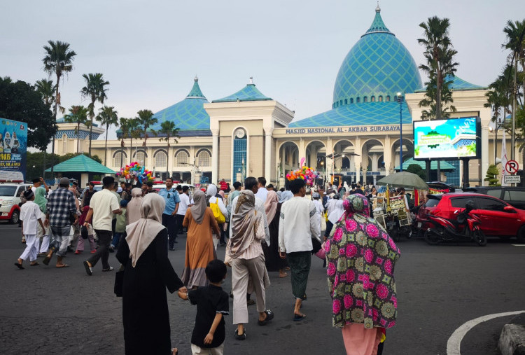 Salat Idulfitri di Masjid Al Akbar Padat, Jamaah Keluhkan Tarif Parkir Rp20 Ribu