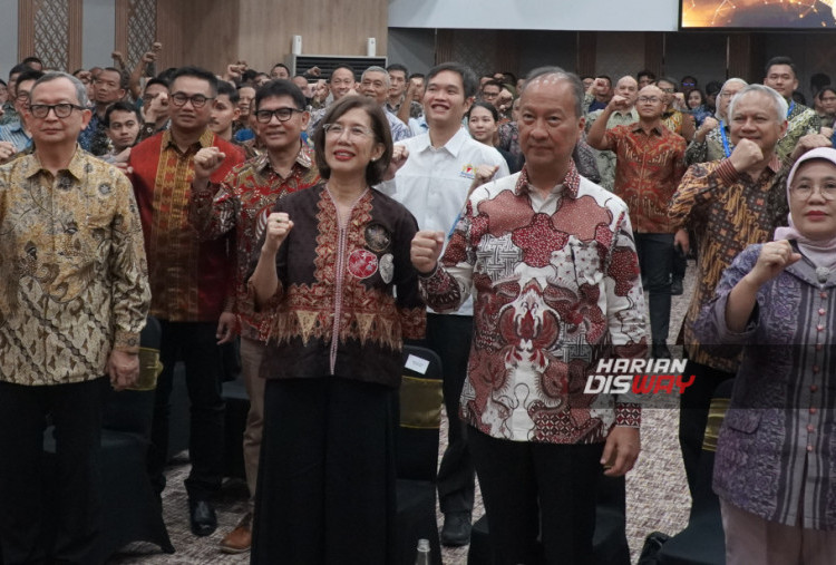 Menteri Perindustrian Republik Indonesia Agus Gumiwang (kedua kanan) serta para pimpinan industri besar dan IKM dalam acara Link and Match yang diselenggarakan pada 2 Desember 2025 di Kementerian Perindustrian RI, Jakarta. Kolaborasi Yayasan Astra dengan Kemenperin RI ini juga mendapatkan dukungan industri serta apresiasi bagi para mitra yang konsisten membina IKM. Upaya berkelanjutan ini diharapkan mampu memperkuat ekosistem IKM nasional dan mendorong pelaku IKM untuk naik kelas serta berperan lebih besar dalam rantai pasok industri Indonesia.