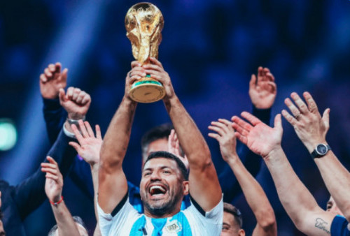 Momen Sergio Aguero Ikut-ikutan Angkat Trofi, Padahal Gak Ikut Piala Dunia 2022