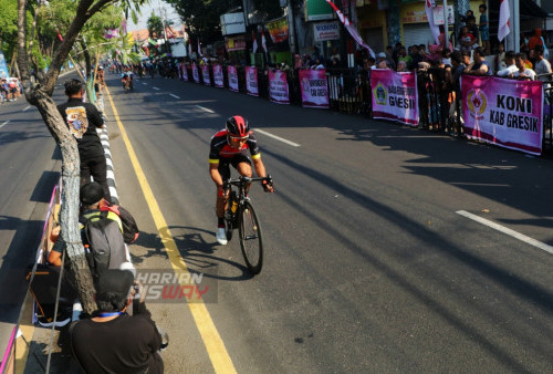 Peserta balap sepeda Road to Tour of Kemala Seri 3 Gresik Criterium 2023 melintasi Jalan RA Kartini, Gresik, Jawa Timur. Minggu 6 Agustus 2023. Kejuaraan nasional Road to Tour of Kemala Seri 3 Gresik Criterium 2023 diikuti sebanyak 549 Pembalap dengan melibatkan peserta dari berbagai umur 15-30 tahun dan terbagi dalam 11 kategori diantara lain Men Master C, Men Master B, Men Master A, Men Pra-Youth, Women Open, Men Open Amateur, Women Junior, Men Youth, Men Junior, Women Elite dan Men Elite. (Moch Sahirol/Harian Disway)

