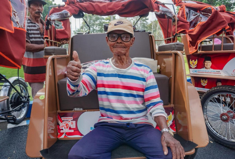 Kakek 89 Tahun Terima Becak Listrik dari Prabowo