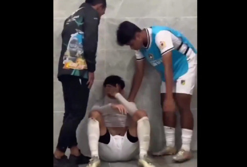 Tangis Pemain Sepakbola Tim Sulteng di Ruang Ganti PON XXI, Netizen: Cengeng Lu, Habis Pukul Wasit Nangis!