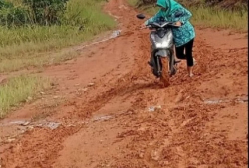 Warga Desa Sembatu Jaya Masih Nikmati Jalan Berlumpur