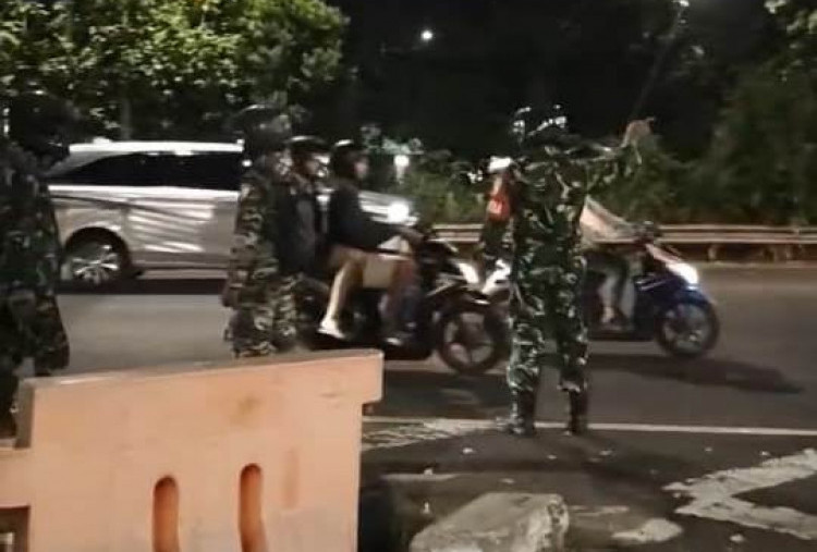 TNI Siaga di Batas Kota Surabaya
