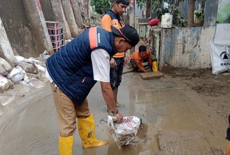 BPBD dan Pemkot Bekasi Gotong Royong Bersihkan Sampah Pasca Banjir