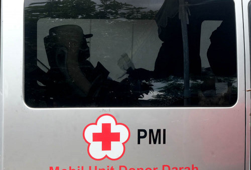 Seorang pendonor tampak mendapatkan layanan untuk diambil darahnya oleh tenaga kesehatan dari PMI  Kota Surabaya.  Karena antusiasme calon pendonor, PMI Surabaya mengerahkan  2 unit mini bus untuk pengambilan darah pada kegiatan yang digelar pada 26 Februari 2023 itu . Proses pengambilan darah juga dilakukan di luar unit -unit kendaraan tersebut.