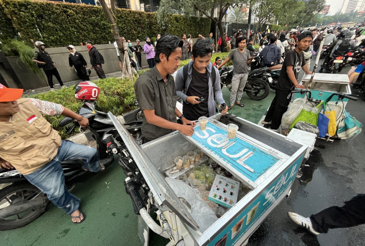 Aksi BEM UI Jadi Berkah, Penjualan Pedagang Kopi Keliling Melonjak Dua Kali Lipat