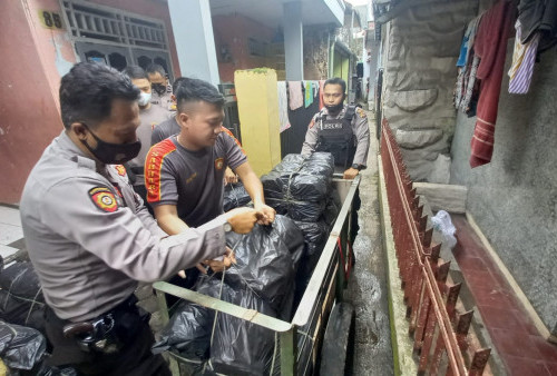 Polisi Gerebek Rumah Dijadikan Gudang Petasan di Jalan Babakan Selakaso