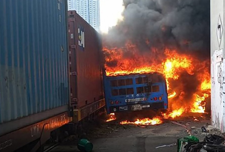 Bus di Tabrak Kereta Barang di Tengah Kemacetan Bangkok, 8 Orang Tewas