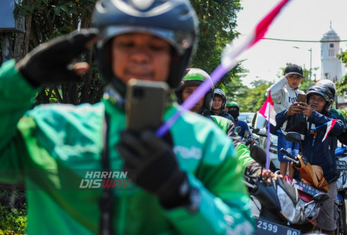 Sejumlah pengendara hormat saat berada di lampu merah Jalan Polisi Istimewa, Surabaya, Jawa Timur,  Kamis, 17 Agustus 2023. Kegiatan menghentikan sejenak kendaraan bermotor dilokasi tersebut untuk mengambil sikap sempurna dalam rangka HUT Kemerdekaan RI memperingati detik - detik pembacaan Proklamasi. (Julian Romadhon/Harian Disway)
