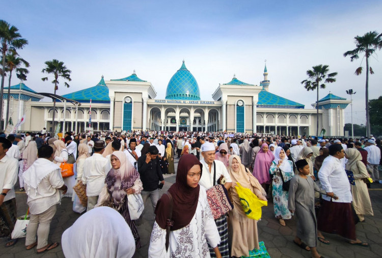 Puluhan Ribu Jamaah Padati Masjid Al Akbar Surabaya, Khofifah dan Gus Ipul Ikut Salat Idulfitri