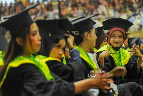 Sejumlah wisudawan mengikuti prosesi Wisuda Periode 109 Unesa yang berlokasi di Graha Unesa, Surabaya, Jawa Timur, Kamis, 1 Februari 2024.

Universitas Negeri Surabaya (UNESA) menyelenggarakan upacara wisuda dan pelepasan wisudawan periode 109 sebanyak 1.380 orang yang berasal dari 8 Fakultas, antara lain, 206 wisudawan dari Fakultas Ilmu Sosial dan Hukum, 190 wisudawan dari Fakultas Teknik, 194 wisudawan dari Fakultas Ilmu Keolahragaan dan Kesehatan, 95 wisudawan dari Fakultas Ekonomika dan bisnis, 109 wisudawan dari Fakultas Vokasi dan 8 wisudawan dari Sekolah Pascasarjana. (Julian Romadhon/Harian Disway)
