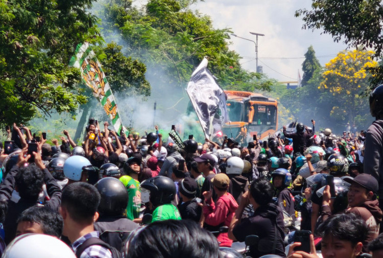 Persebaya Gilas Arema 4-0, Ribuan Bonek Hijaukan Exit Tol Satelit Surabaya!