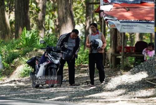 Pemudik dengan menggunakan sepeda motor melintas di alas Cepu, Jawa Tengah Kamis (5/5) menuju arah Jawa Timur. Kementerian Perhubungan memperkirakan puncak arus balik Lebaran 2022 akan terjadi pada 6-8 Mei 2022. Foto: Julian Romadhon