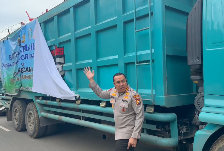 9 Jam Penuh Perjuangan, Kombes Jeki Kawal Ribuan Alat Berat untuk Keruk Lumpur Banjir Sumbar