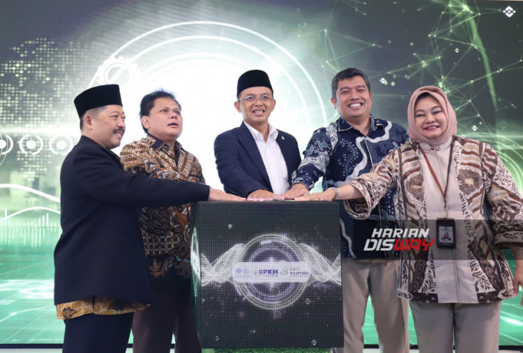 Badan Pengelola Keuangan Haji (BPKH) secara resmi meluncurkan buku Responsible Green Hajj di Ballroom BJ Habibie, Muamalat Tower. Peluncuran ini dihadiri oleh tokoh-tokoh penting seperti Anggota Komisi VIII DPR RI Maman Imanul Haq, Anggota Badan Pelaksana BPKH Harry Alexander dan Sulistyowati, serta Ketua Majelis Lingkungan Hidup PP Muhammadiyah Azrul Tanjung dan Anggota Dewan Pengawas BPKH M Dawud Arif Khan.