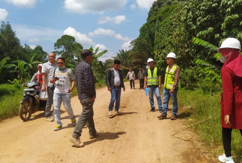 Anggota DPRD Muarojambi Kesal, Proyek Jalan Desa Mekar Sari Molor