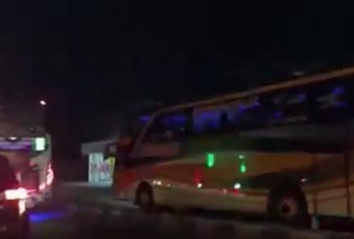 Viral, Bus Pariwisata Ugal-ugalan, Berjejer Adu Klakson 'Telolet' di Jalan Tol