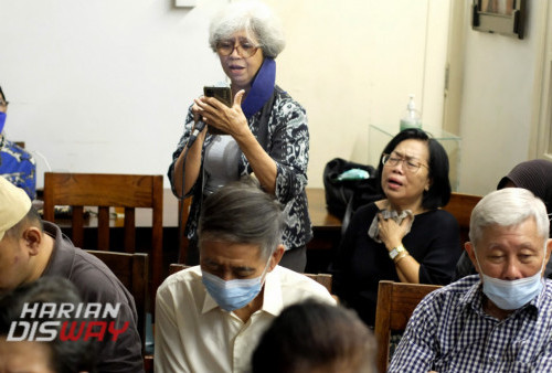 Sahabat Indah Kurnia memberikan dukungan lewat doa dengan keyakinan masing masing . Mereka dali kalangan Jemaat gereja hingga pemuka lintas agama dan musisi Surabaya dan sekitarnya. Foto: Boy Slamet