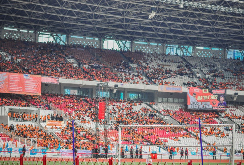 Ribuan massa dari Partai Buruh memenuhi tribun penonton di dalam stadion GBK pada acara May Day Fiesta 2022.