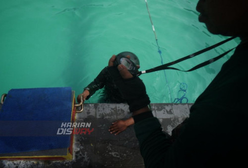 Dengan menggunakan pakaian dinas lapangan, helm dan senjata, para prajurit berenang sejauh 50 meter dengan penuh semangat dan kecepatan khusus ketika berlangsungnya latihan renang di Kolam Renang Krida Tirta Kesatrian Marinir Ewa Pangalila Gunungsari, Surabaya, Jawa Timur. Rabu (1/2/2023). Seluruh prajuritnya selalu membina fisik, salah satunya dengan berenang, sehingga nantinya siap untuk menghadapi tugas-tugas yang diberikan, baik tugas operasional maupun tugas-tugas lainnya.
