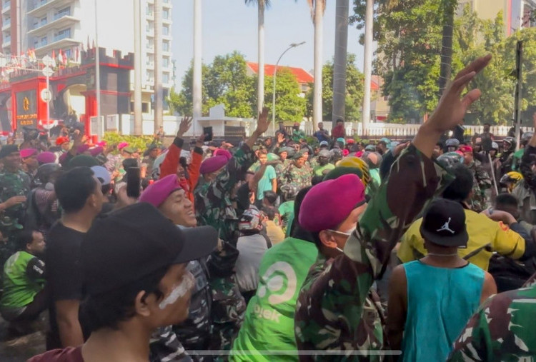TNI Turun Tangan Tenangkan Massa Demo di Mako Brimob
